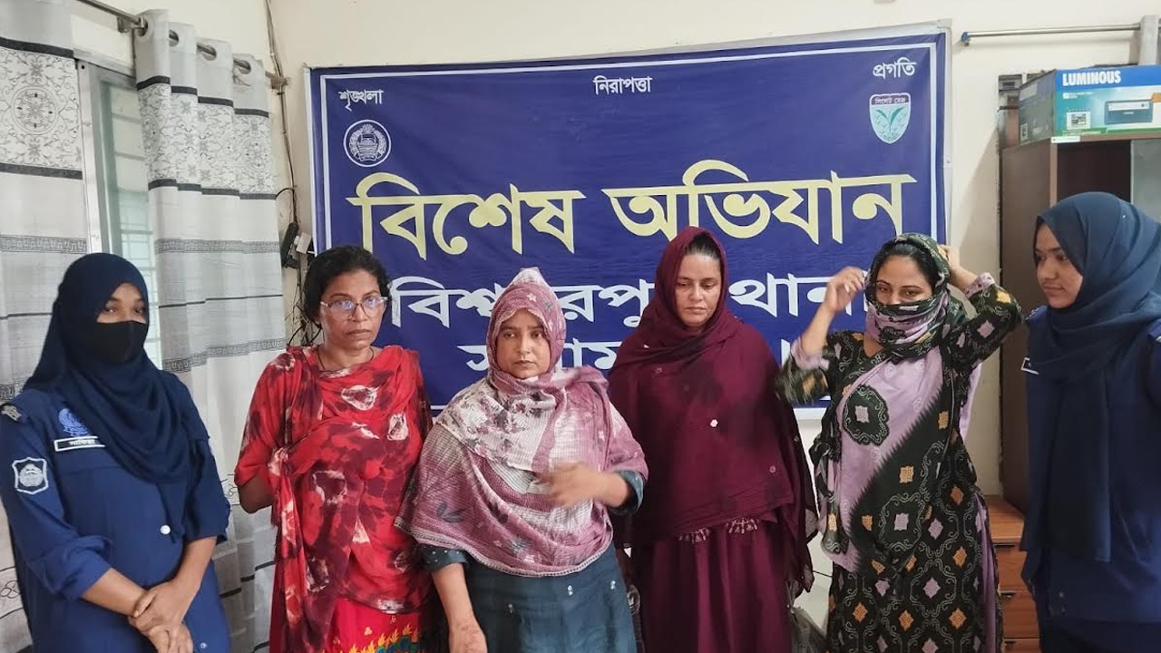 অবৈধভাবে ভারতে গিয়ে ফেরার সময় চার নারী আটক