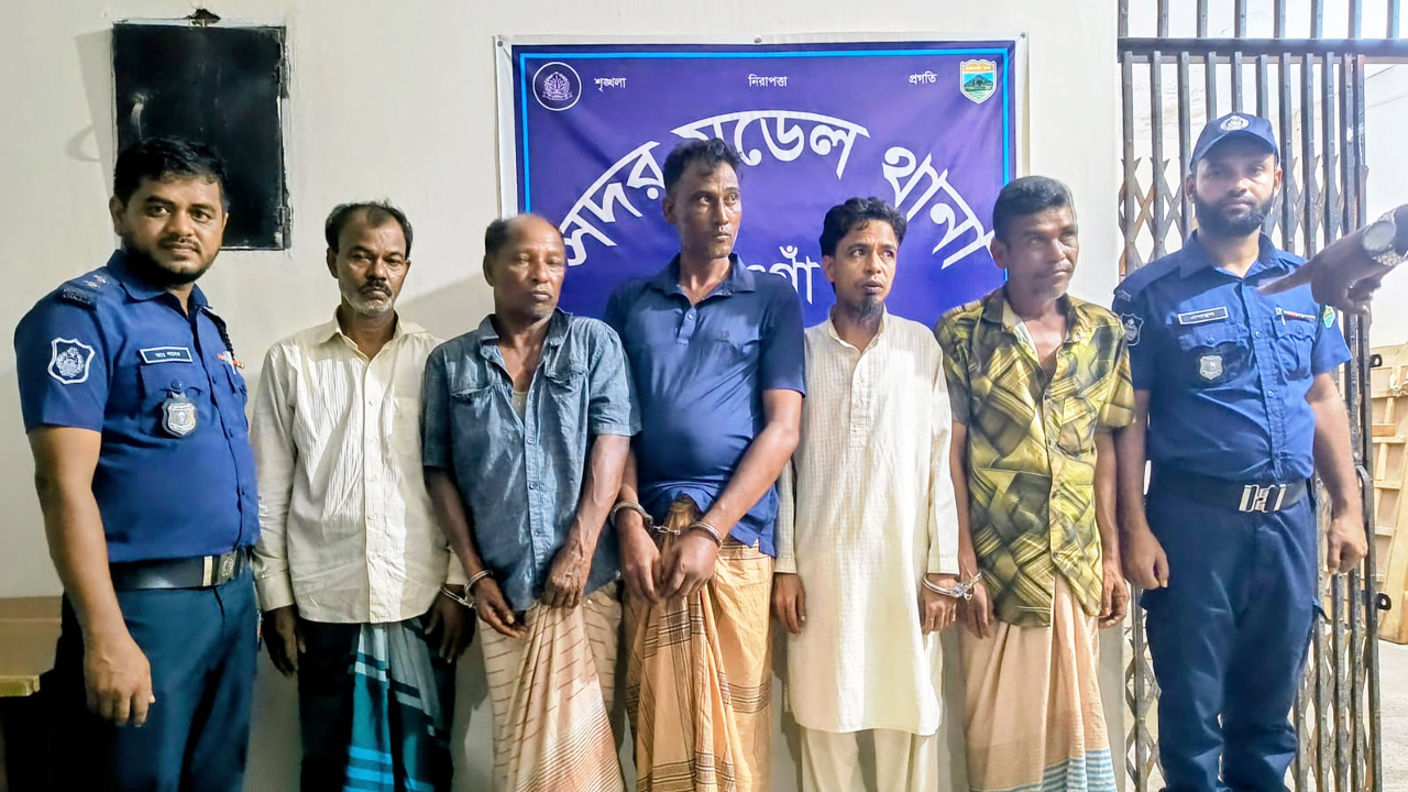 নওগাঁয় ‘শয়তানের নিশ্বাস’ চক্রের পাঁচ সদস্য গ্রেপ্তার