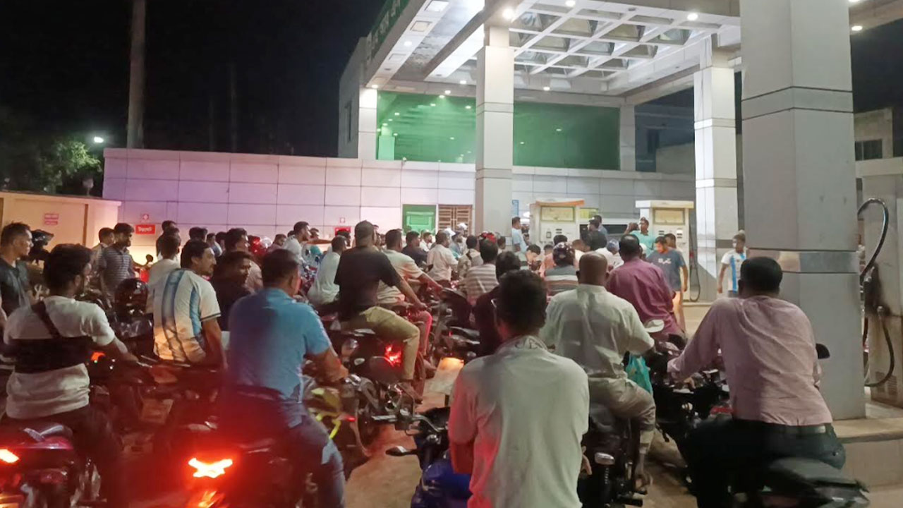 গুজবে মধ্যরাতে কুষ্টিয়ার পাম্পে মোটরসাইকেলের দীর্ঘ সারি