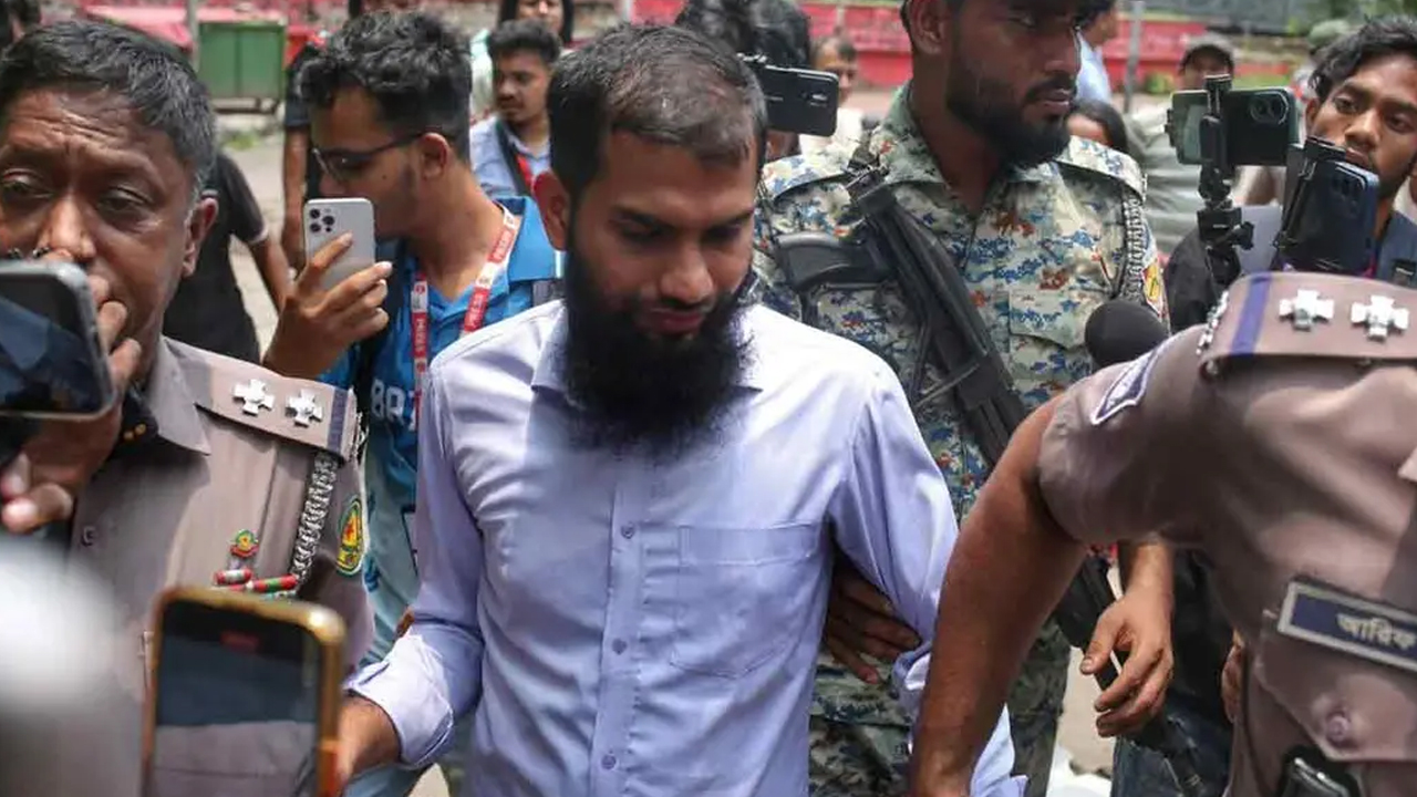 ধানমন্ডি ৩২ থেকে এক যুবক আটক