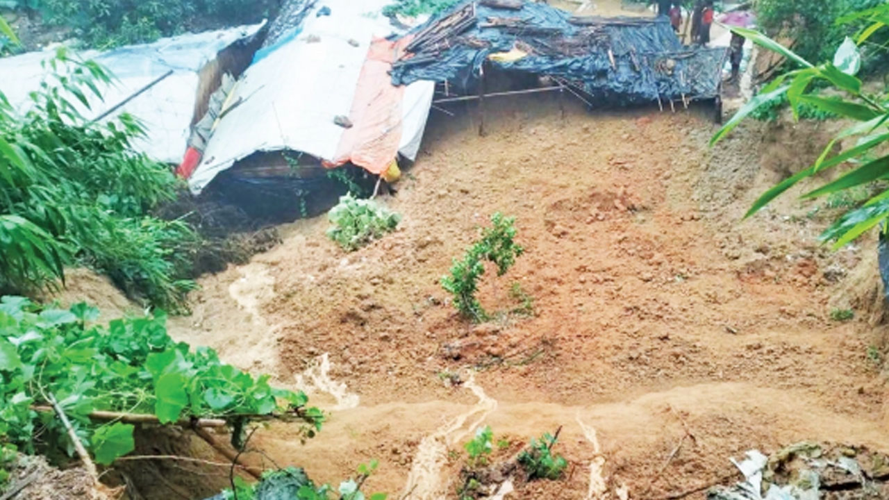 কক্সবাজারে আবারও পাহাড়ধস, চাপা পড়েছেন বেশ কয়েকজন