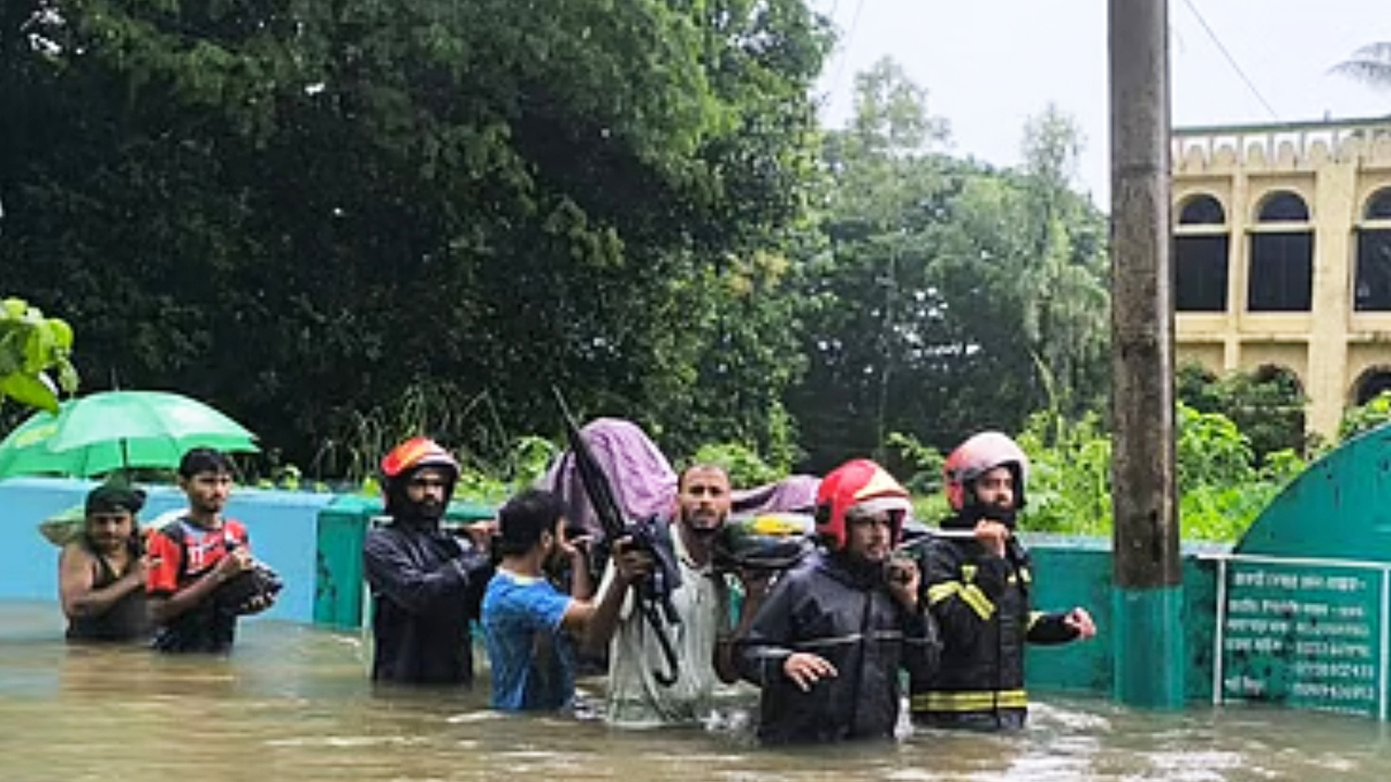গলাসমান পানি পেরিয়ে উদ্ধার ফায়ার সার্ভিসের, বন্যা পরিস্থিতির মধ্যেই সন্তান জন্ম