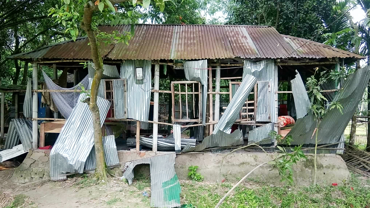 অভিযুক্তদের বাড়ি ভাঙচুর করেন নিহতের স্বজনরা। ছবি: এশিয়া পোস্ট