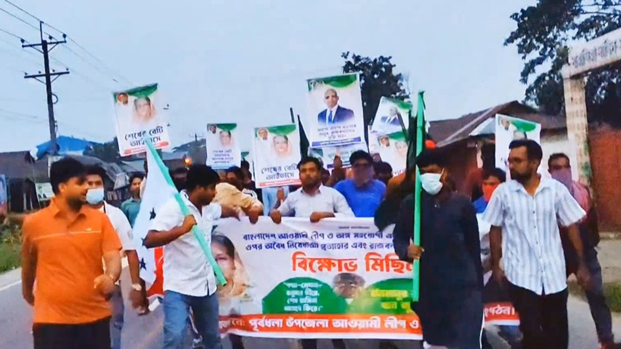 ‘শেখের বেটি আইতাছে’ স্লোগানে নিষিদ্ধ ছাত্রলীগের ঝটিকা মিছিল