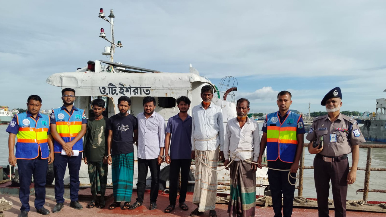 কর্ণফুলী নদীতে ১২ হাজার লিটার ডিজেলসহ গ্রেপ্তার ৬