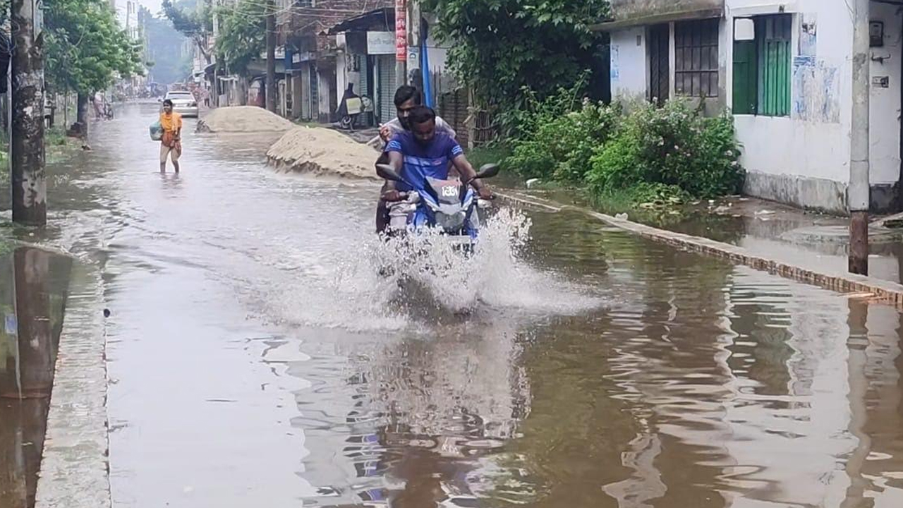 বৃষ্টিতে বাগেরহাটে জলাবদ্ধতা, ক্ষতিগ্রস্ত ৭০২ হেক্টর ফসলি জমি