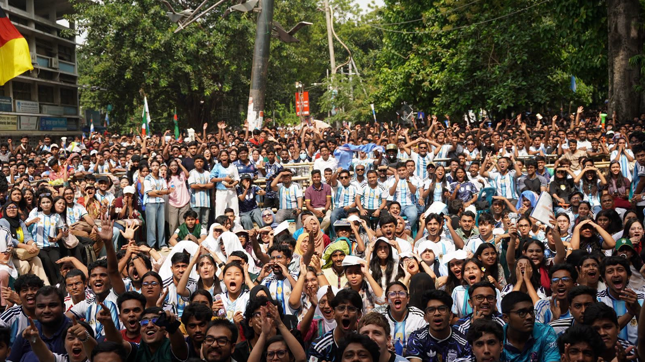 টিএসসিতে আর্জেন্টিনা সমর্থকদের উল্লাস। ছবি: সংগৃহীত