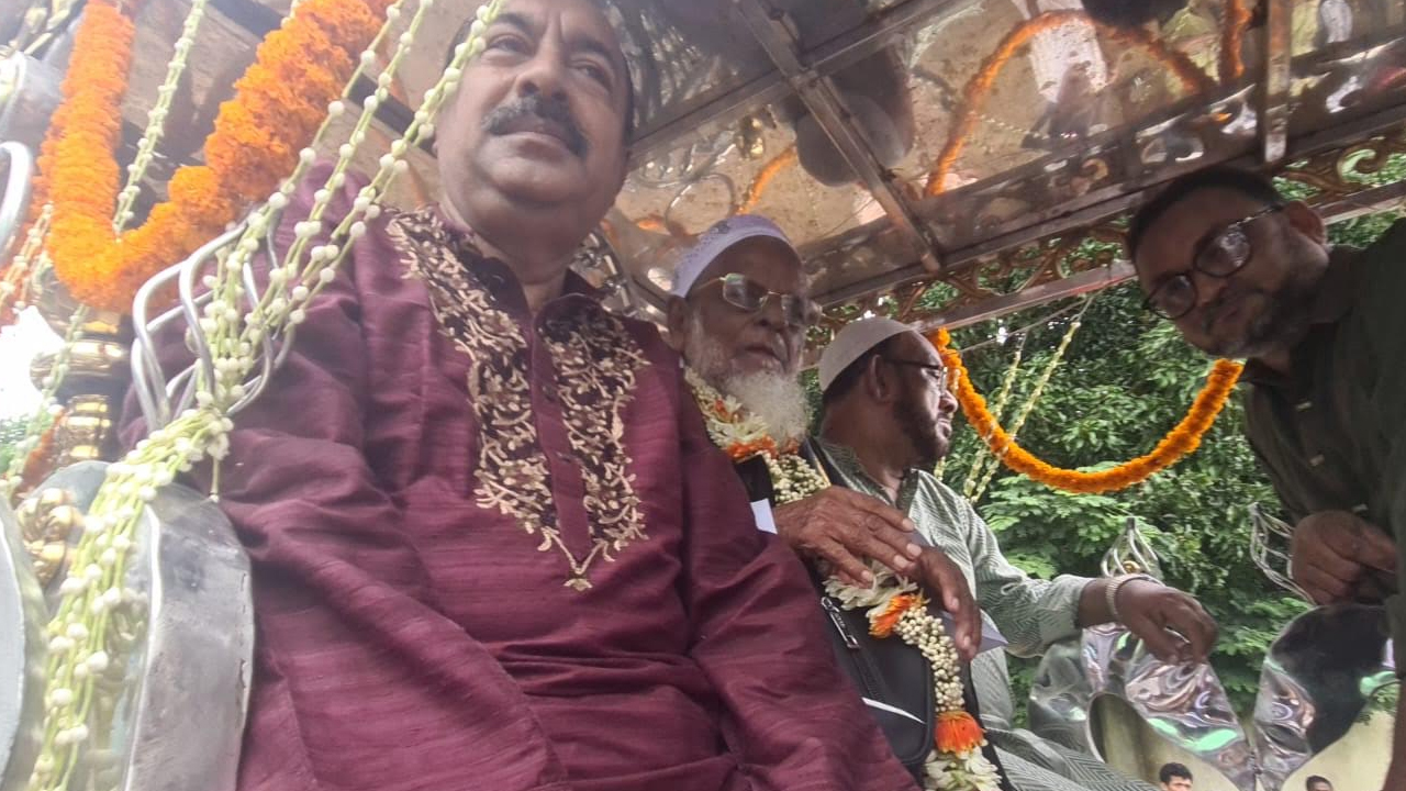 মাওলানা শামসুল হক মিয়াজী ঘোড়ার গাড়িতে করে নিজ বাড়িতে পৌঁছে দেওয়া হচ্ছে। ছবি: এশিয়া পোস্ট