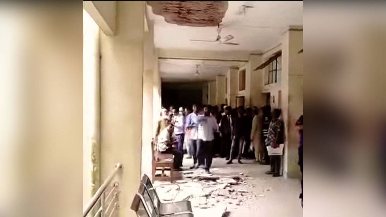 বাগেরহাটে আদালত ভবনের ছাদের পলেস্তারা খসে আহত ৫ বিচারপ্রার্থী