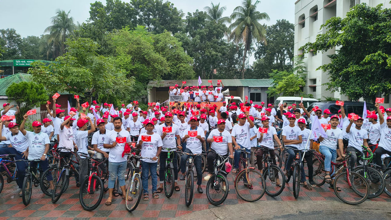 লাল কার্ড দেখিয়ে মাদকের বিরুদ্ধে সাইকেল শোভাযাত্রা