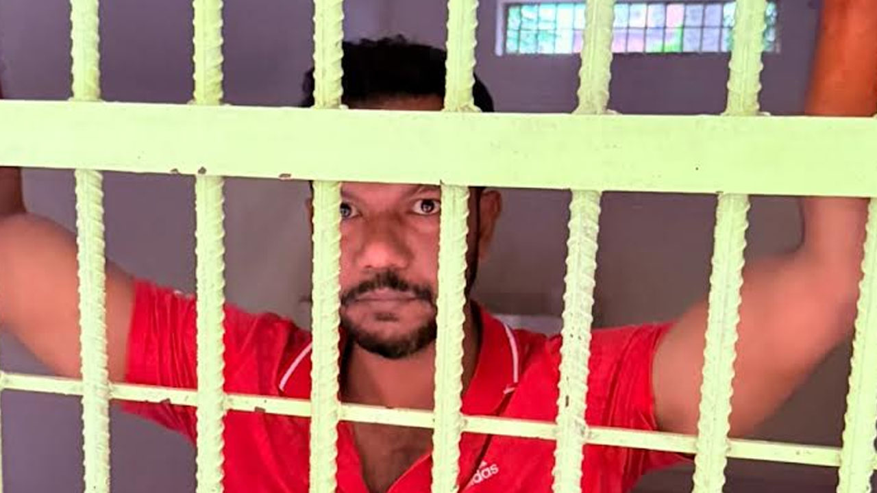 ‘মন্ত্রীর গ্রুপ ছাড়ো, এমপির গ্রুপ করো’, পুলিশের বিরুদ্ধে চাপ প্রয়োগের অভিযোগ