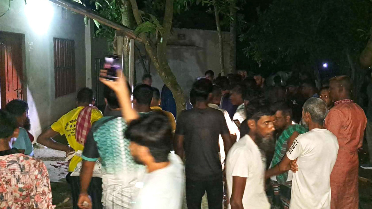পাবনায় কবরস্থানের পাশে ভ্যানচালককে গলা কেটে হত্যা
