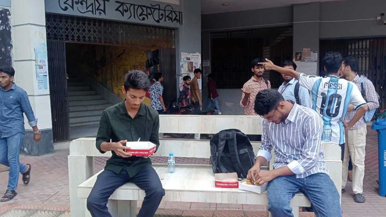 প্রশাসনের দেওয়া খাবার ক্যাফেটেরিয়ায় বসে খেতে বাধা, অভিযোগ নবীন শিক্ষার্থীদের