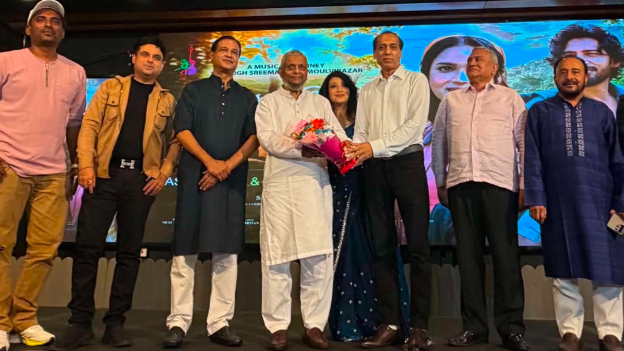 বনানী ক্লাবে অডিও-ভিডিও প্রযোজনা প্রতিষ্ঠান ধ্রুব মিউজিক স্টেশন থেকে প্রকাশিত মিউজিক্যাল ভিজ্যুয়াল 'রূপসী শ্রীমঙ্গল' অনুষ্ঠানে অতিথিরা।
