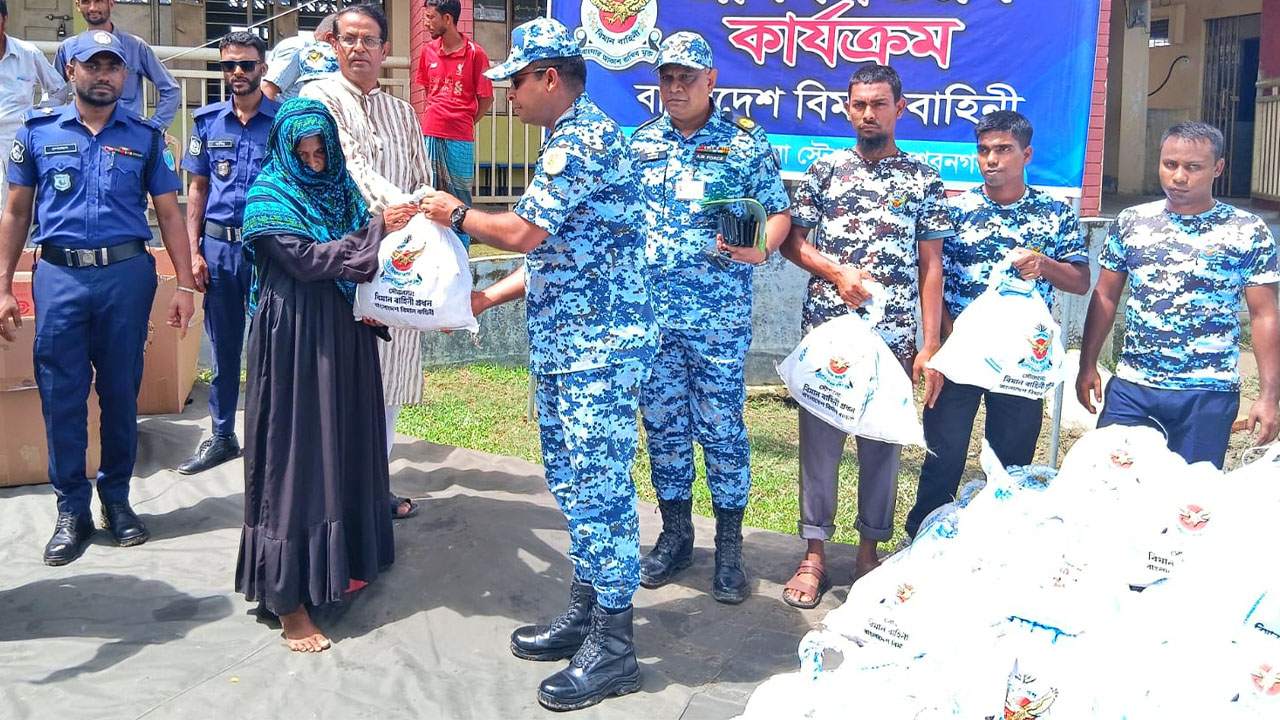 মৌলভীবাজারে বন্যায় ক্ষতিগ্রস্তরা পেলেন বিমানবাহিনীর খাদ্য সহায়তা