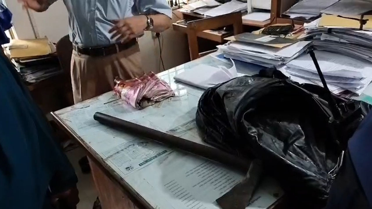 শরীয়তপুরে কক্ষে ঢুকে শিক্ষা কর্মকর্তাকে কুপিয়ে জখম করলেন শিক্ষক