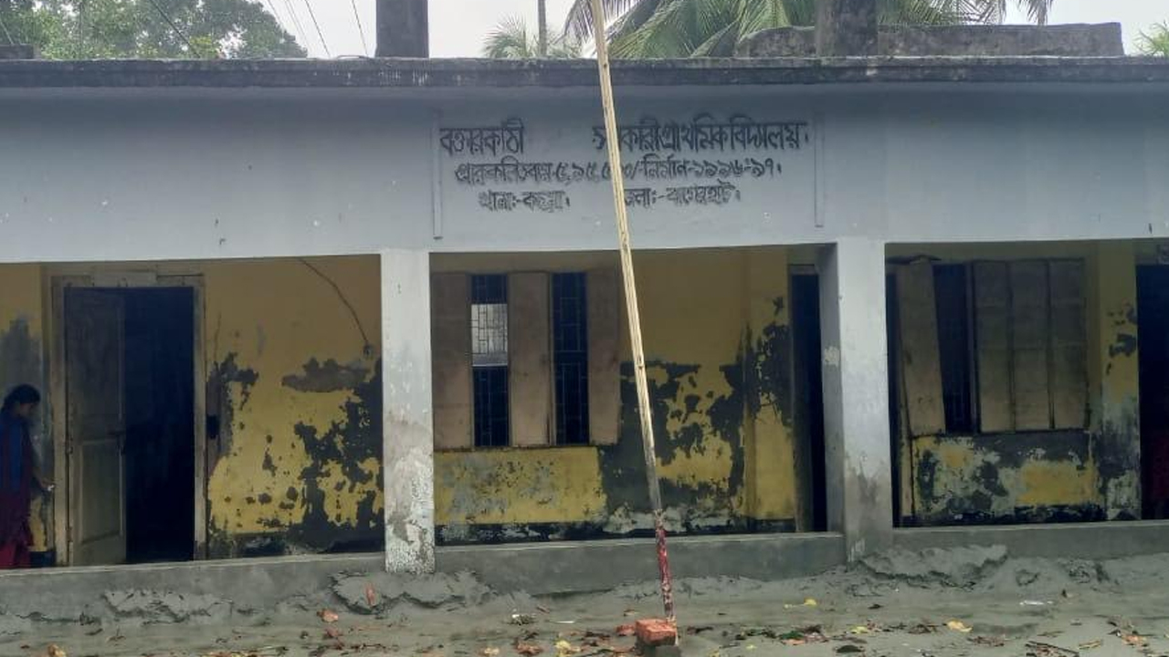 বিদ্যালয় ভবনে ফাটল, ঝুকি নিয়ে পাঠদান