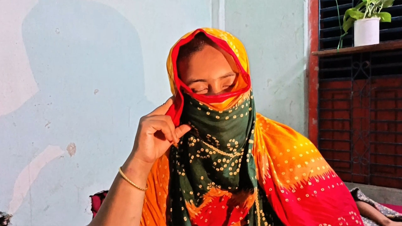 মারধর করে স্ত্রীর মাথার চুল কেটে দিলেন স্বামী