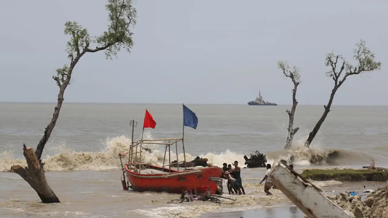 লঘুচাপে উত্তাল সাগর, ৪ বন্দরে সতর্কবার্তা