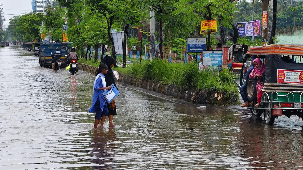 রাতভর বৃষ্টিতে খুলনায় জলাবদ্ধতা, আরও বৃষ্টির সম্ভাবনা