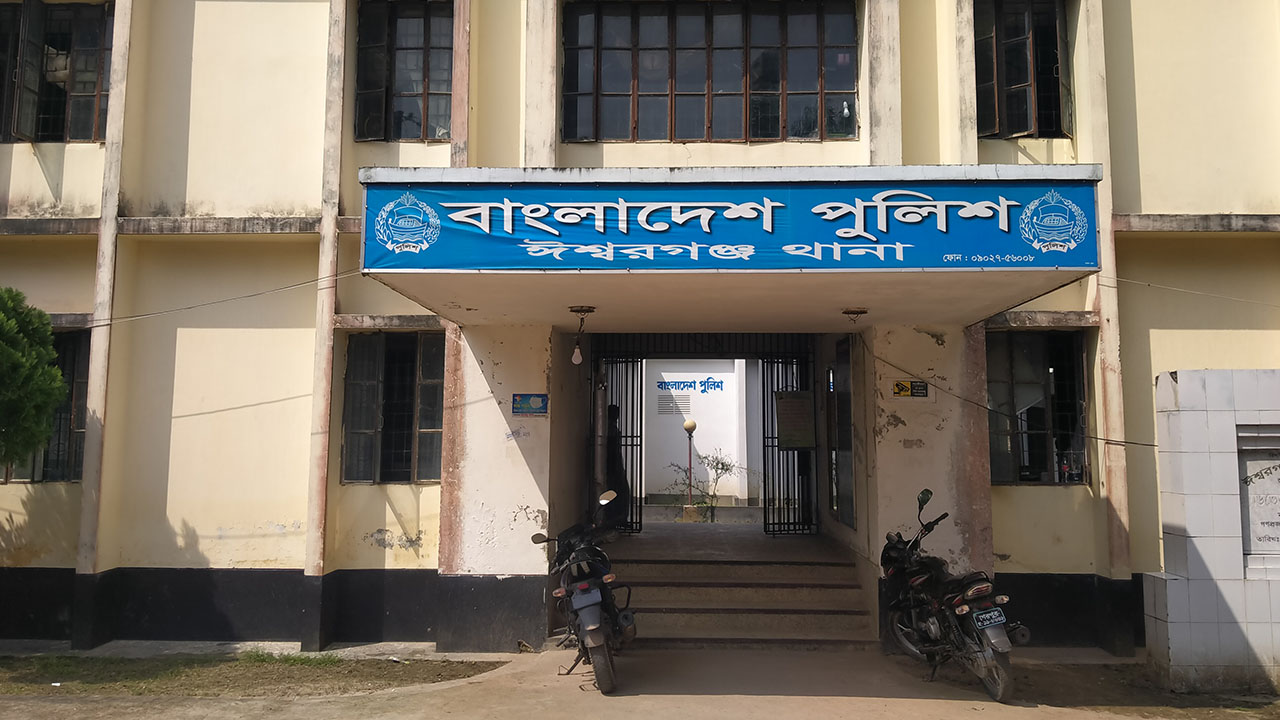 যুবককে হত্যার পর মরদেহ ফেলে রাখা হয় ঝোপে