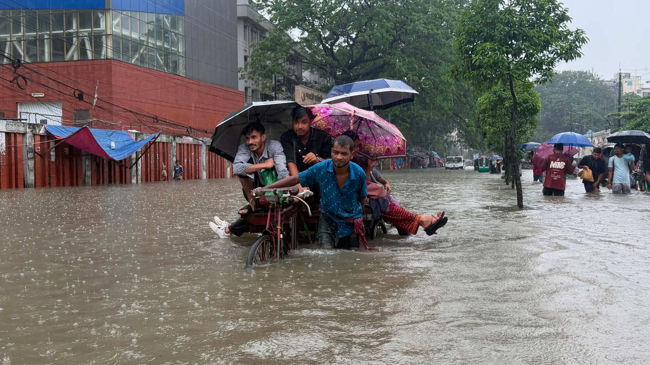 ২৪ ঘণ্টায় ঢাকাসহ ছয় বিভাগে ভারী বৃষ্টিপাতের পূর্বাভাস