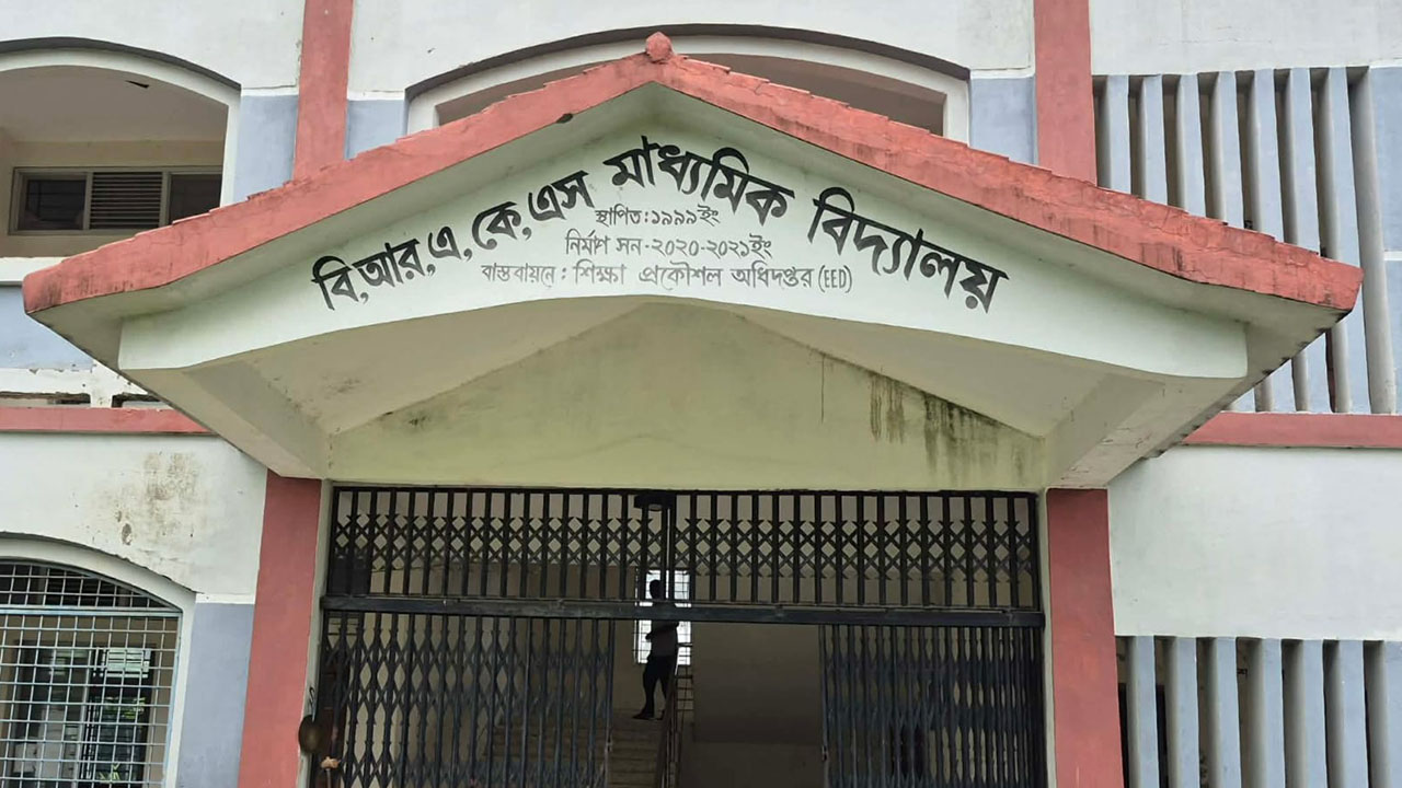 ফি না দেওয়ায় পরীক্ষা বন্ধ, অপমানে ভেঙে পড়েছে শিক্ষার্থী