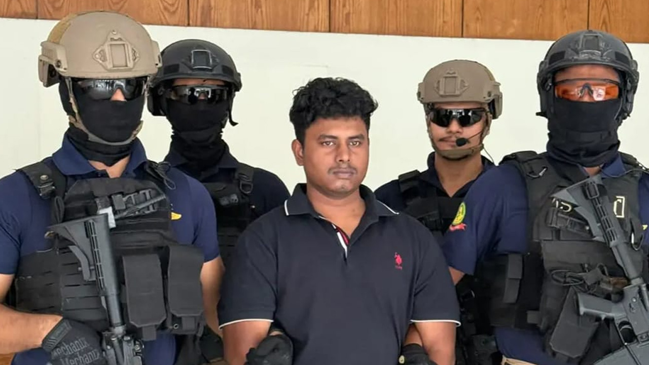 কাস্টমস সার্ভারে অনুপ্রবেশ, পালানোর আগে বিমানবন্দরে যুবক গ্রেপ্তার