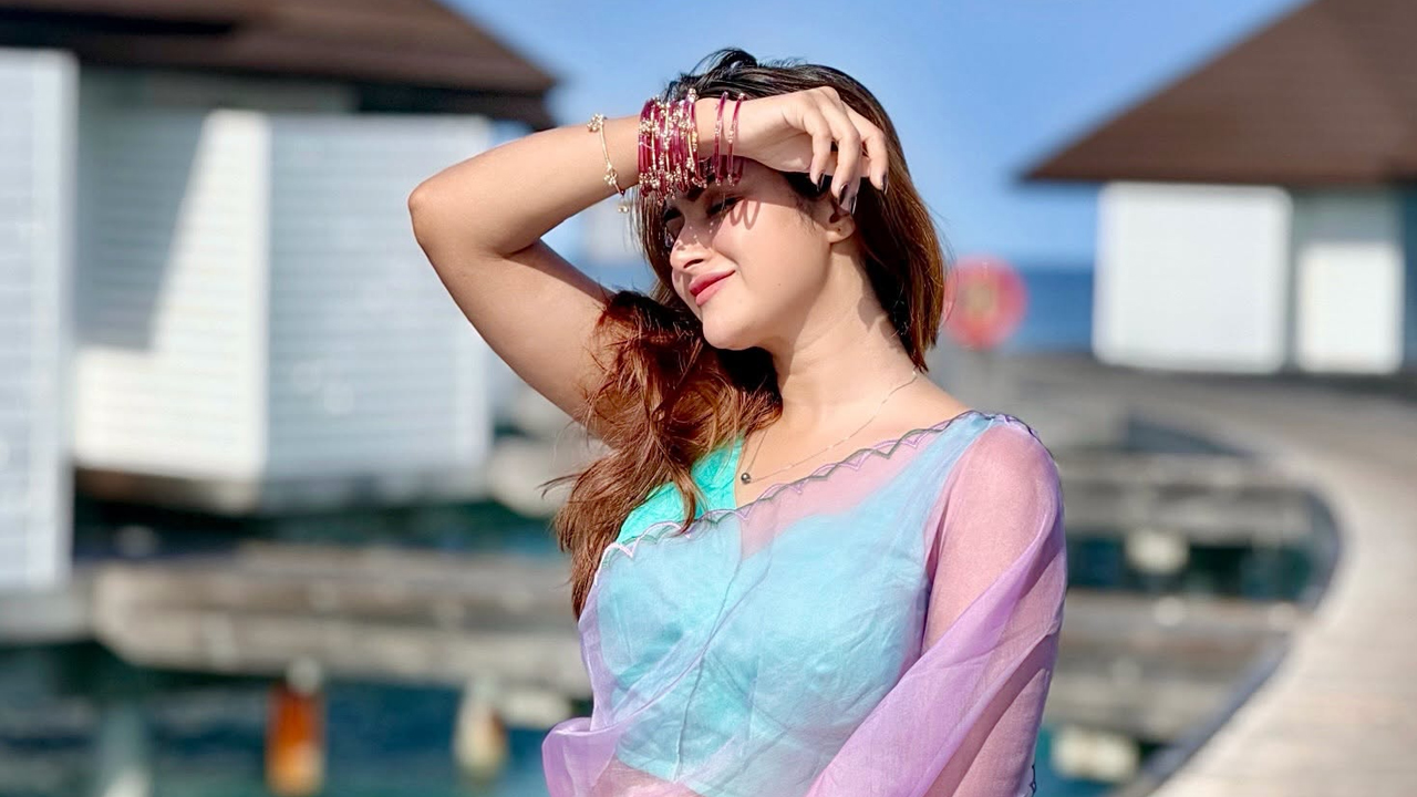 মালদ্বীপে সিল্ক শাড়িতে কেয়া পায়েল