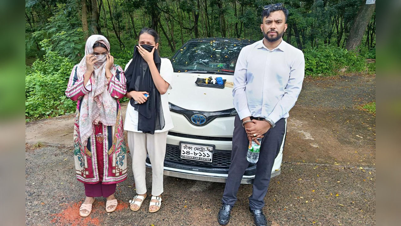 স্বরাষ্ট্র মন্ত্রণালয়ের স্টিকার লাগানো গাড়িতে পাচার হচ্ছিল ইয়াবা