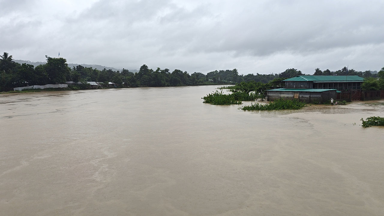 নদী, খাল ও ছড়ার পানি দ্রুত বাড়ায় খাগড়াছড়ির বিভিন্ন নিম্নাঞ্চল প্লাবিত হয়েছে। ছবি : এশিয়া পোস্ট