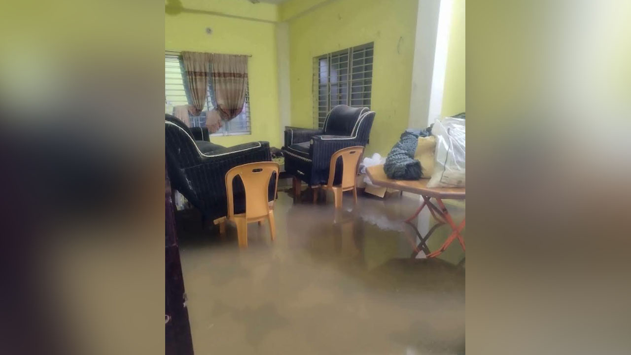 সকালের বৃষ্টিতে বহু ভবনের নিচতলায় পানি ঢুকে গেছে। ছবি : এশিয়া পোস্ট