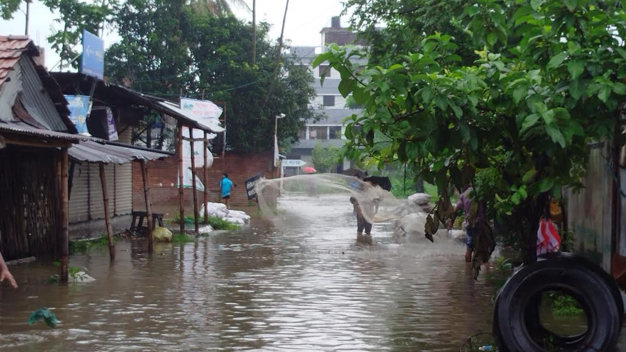 টানা বৃষ্টিতে জলমগ্ন যশোর শহর