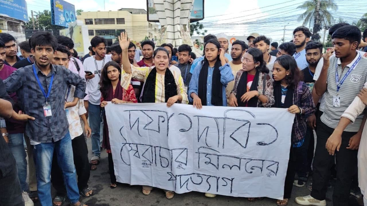 খুলনায় শিক্ষার্থীদের সড়ক অবরোধ, শিক্ষামন্ত্রীর পদত্যাগ দাবি