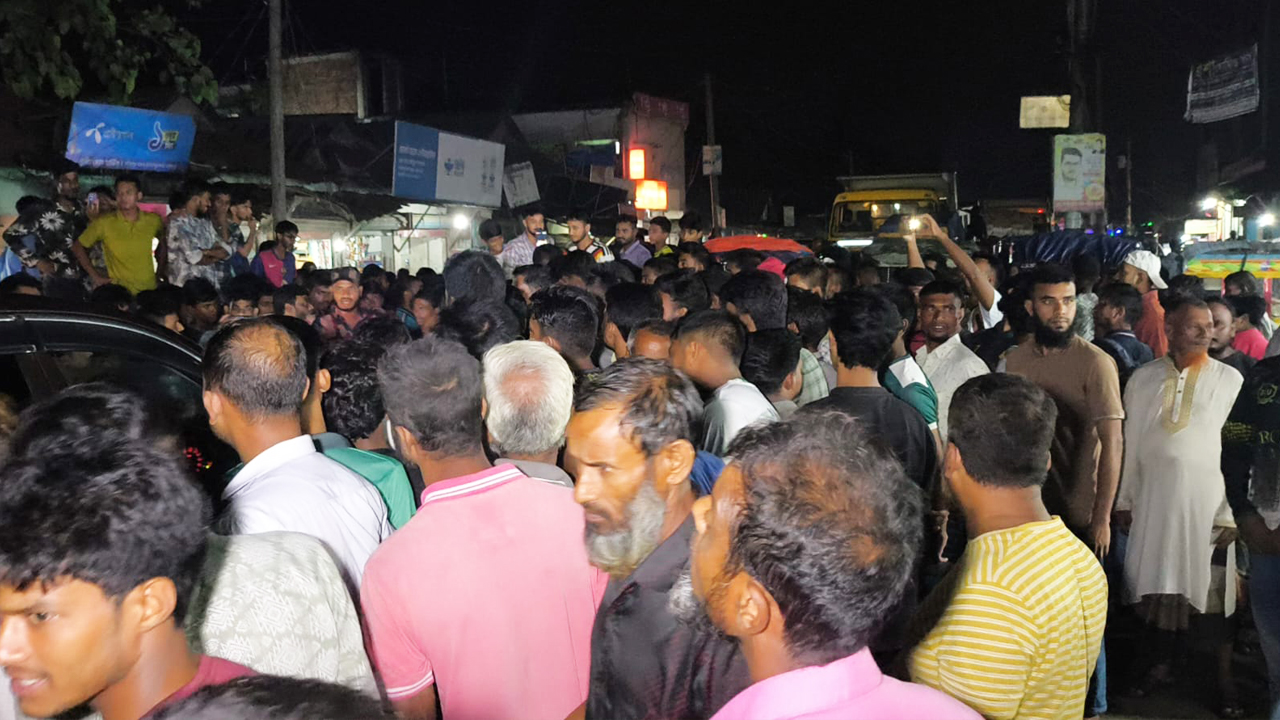 জামালপুরে লোডশেডিংয়ে অতিষ্ঠ হয়ে সড়ক অবরোধ এলাকাবাসীর