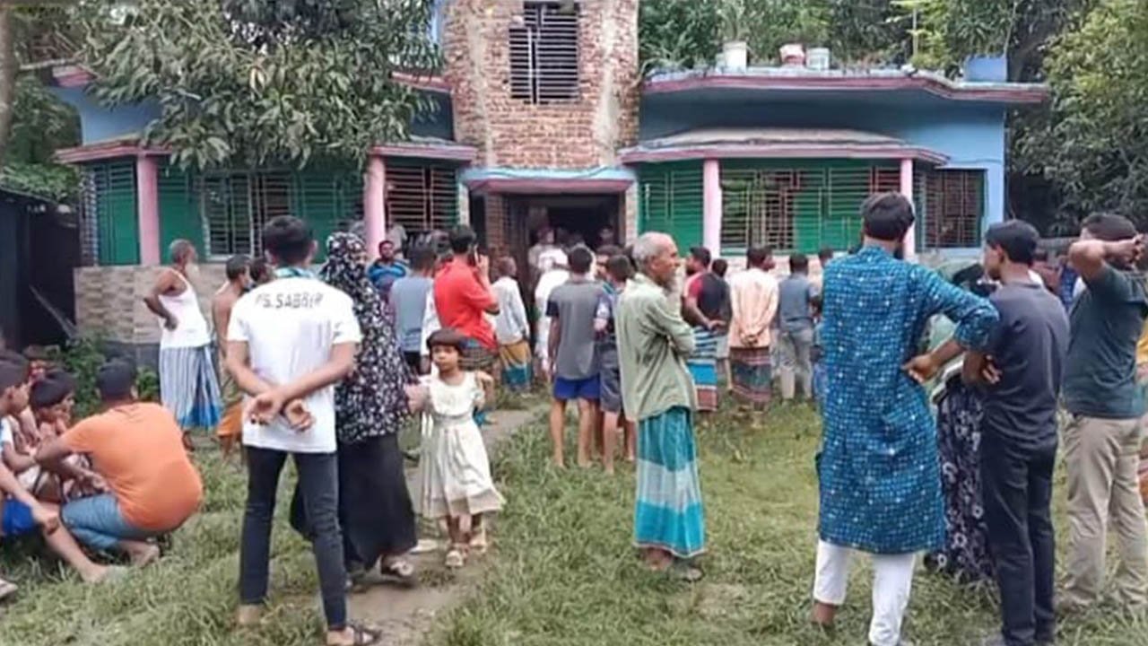 ডাকাতদের কোপে গৃহকর্তা নিহত, ৪ লাখ টাকার মালামাল লুট
