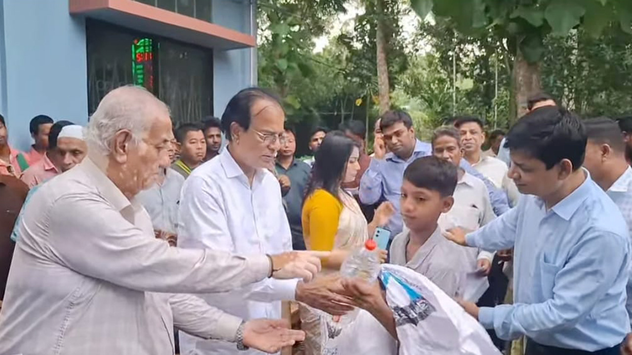 বন্যায় ক্ষতিগ্রস্তদের পুনর্বাসনে কাজ করছে সরকার: ত্রাণমন্ত্রী