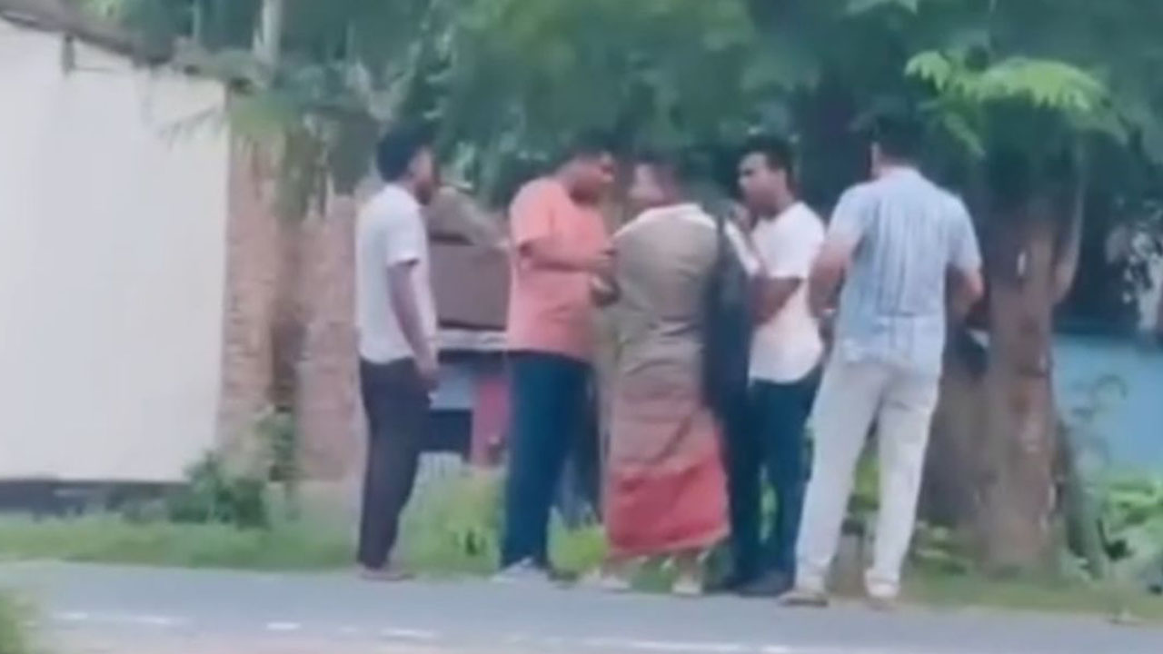 লুঙ্গি পরা ব্যক্তির প্যান্টের পকেট থেকে কীভাবে মাদক উদ্ধার করল ডিবি