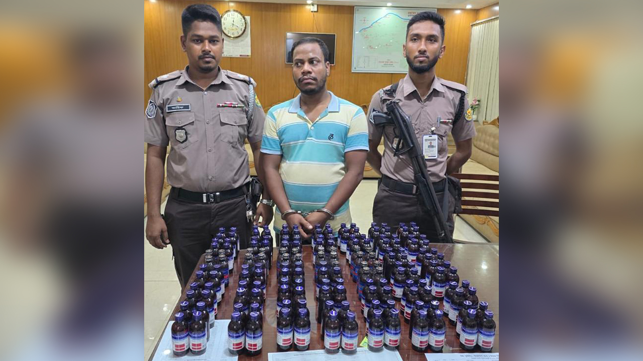 উত্তরখানে ১৬৮ বোতল ফেনসিডিলসহ মাদক কারবারি গ্রেপ্তার