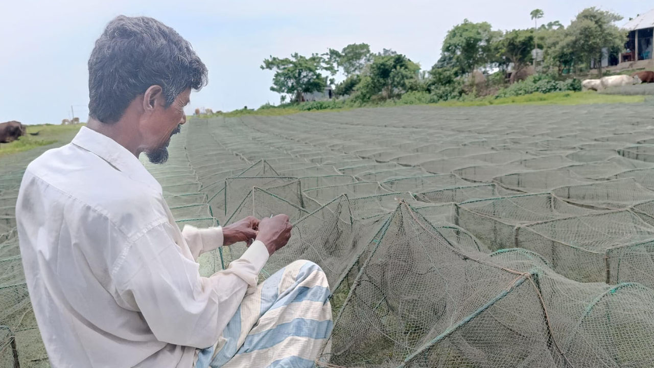 চাঁদপুরে অবৈধ রিং জালে হুমকিতে দেশীয় মাছ