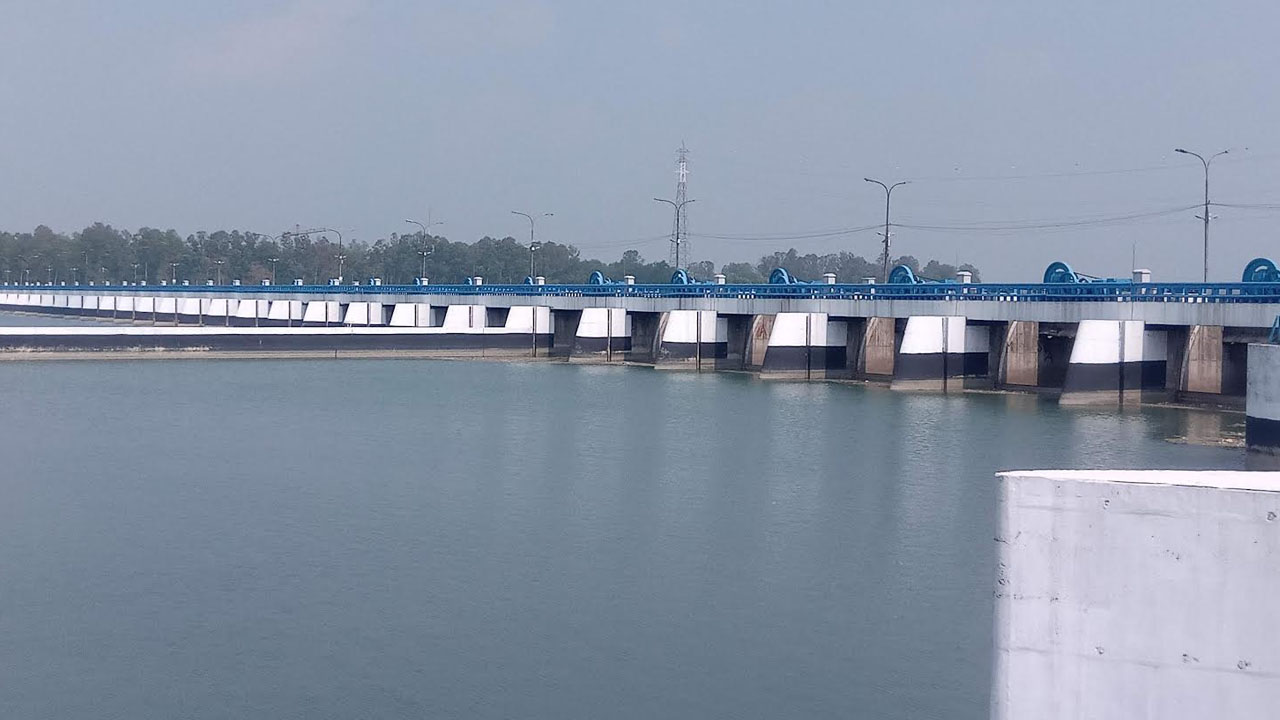 তিস্তা গিলে খাচ্ছে ফসলি জমি, ঝুঁকিতে বাঁধ