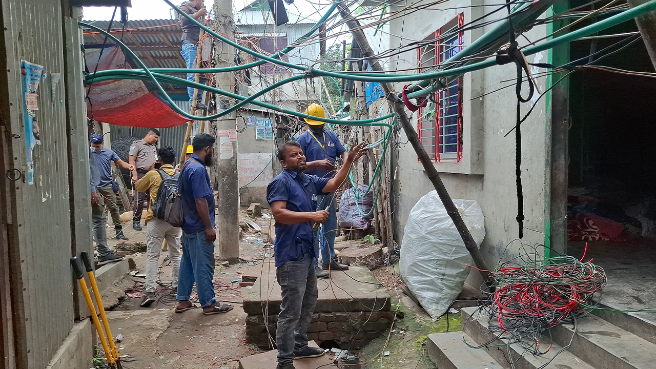 মাদক কারবার নিয়ন্ত্রণে মাজার বস্তির বিদ্যুৎ ও ইন্টারনেট সংযোগ বিচ্ছিন্ন