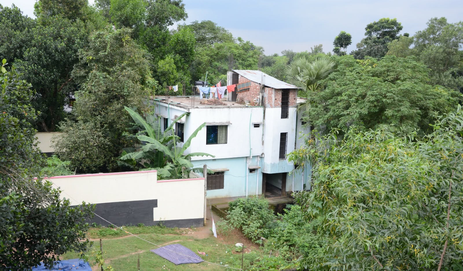 এই বাড়িটি ঘিরেই ২০১৬ সালের ৮ অক্টোবর গাজীপুরের জয়দেবপুর থানার নোয়াগাঁও পাটারটেক এলাকায় পরিচালিত হয় জঙ্গিবিরোধী ‘অপারেশন স্পেট-৮’।