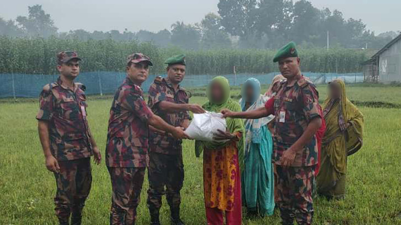 বন্যার্তদের পাশে বিজিবি, সীমান্ত এলাকায় ত্রাণ বিতরণ
