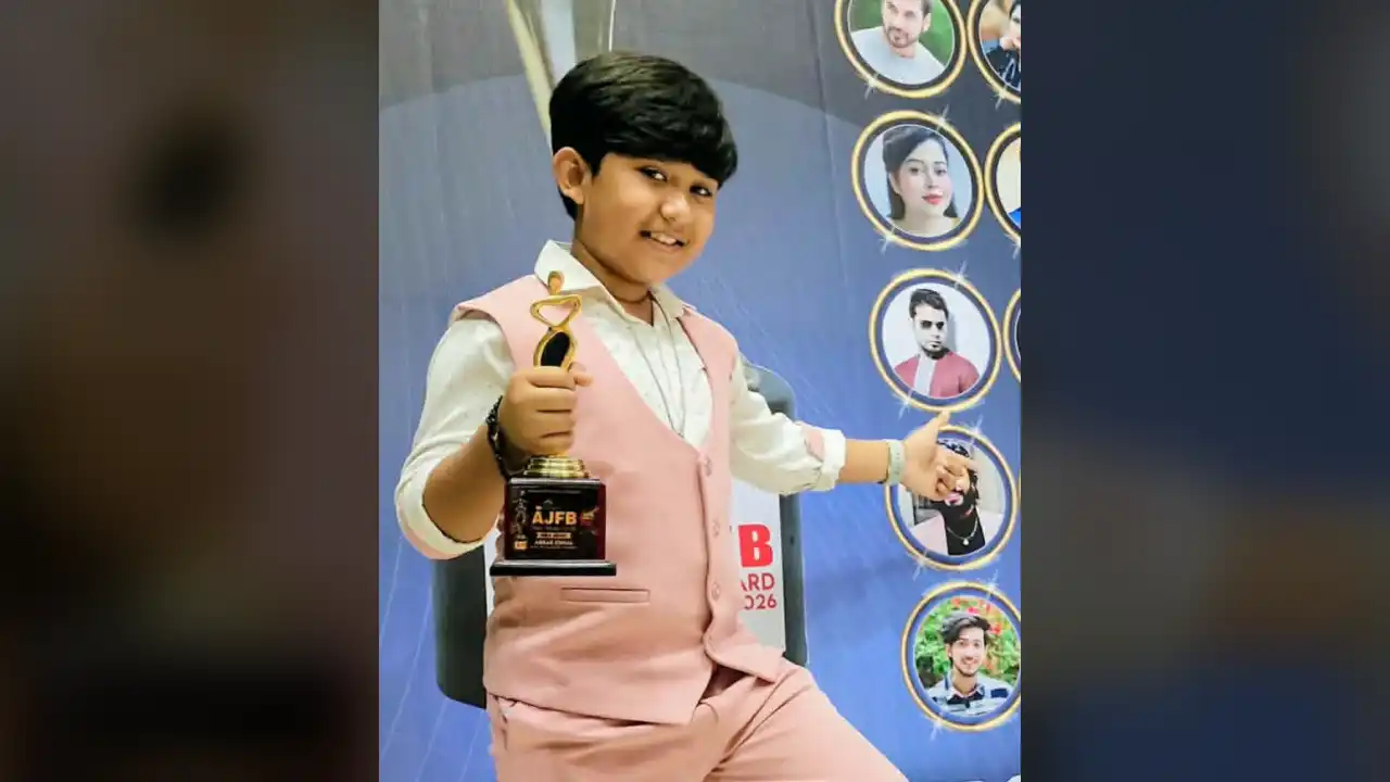 এজেএফবি স্টার অ্যাওয়ার্ডে বেস্ট শিশুশিল্পীর সম্মাননা পেল আবরার এশাল