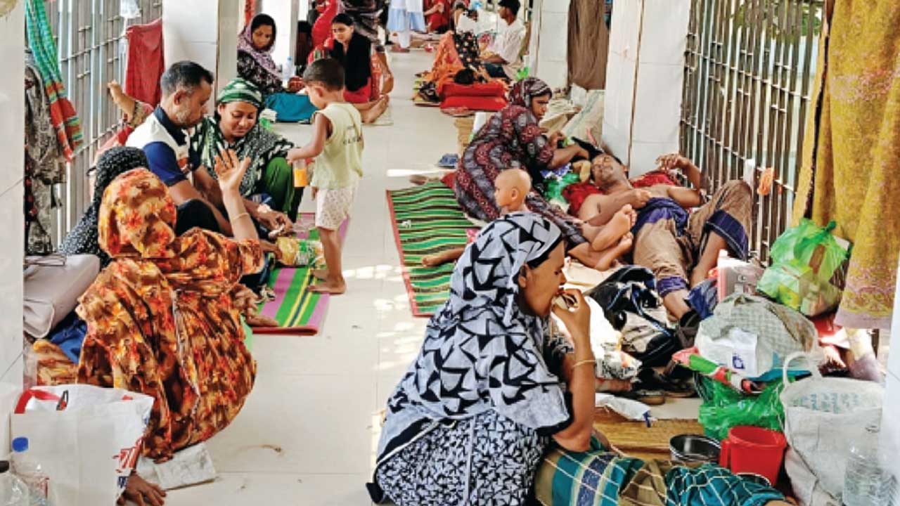 যশোর জেনারেল হাসপাতালে শয্যার চার গুণ বেশি রোগী, গরমে নাভিশ্বাস