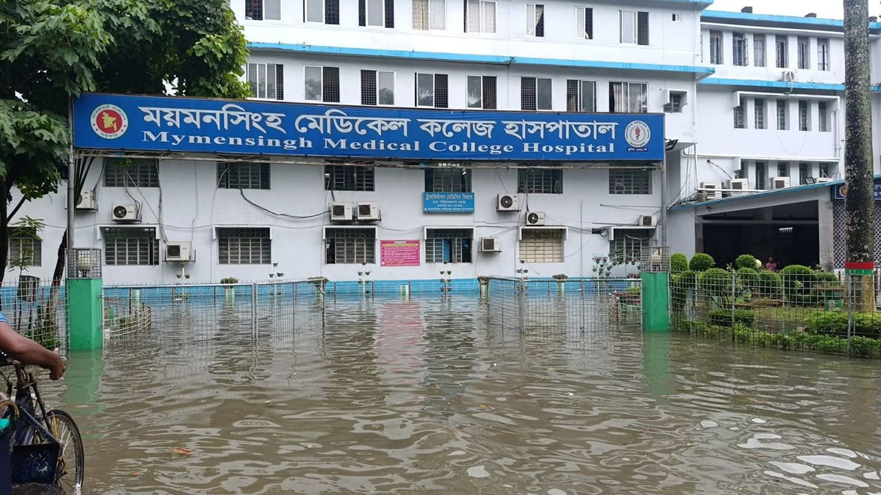 ময়মনসিংহ মেডিকেল কলেজ হাসপাতালের ফটকে বৃষ্টির পানিতে জলাবদ্ধতা। ছবি : এশিয়া পোস্ট