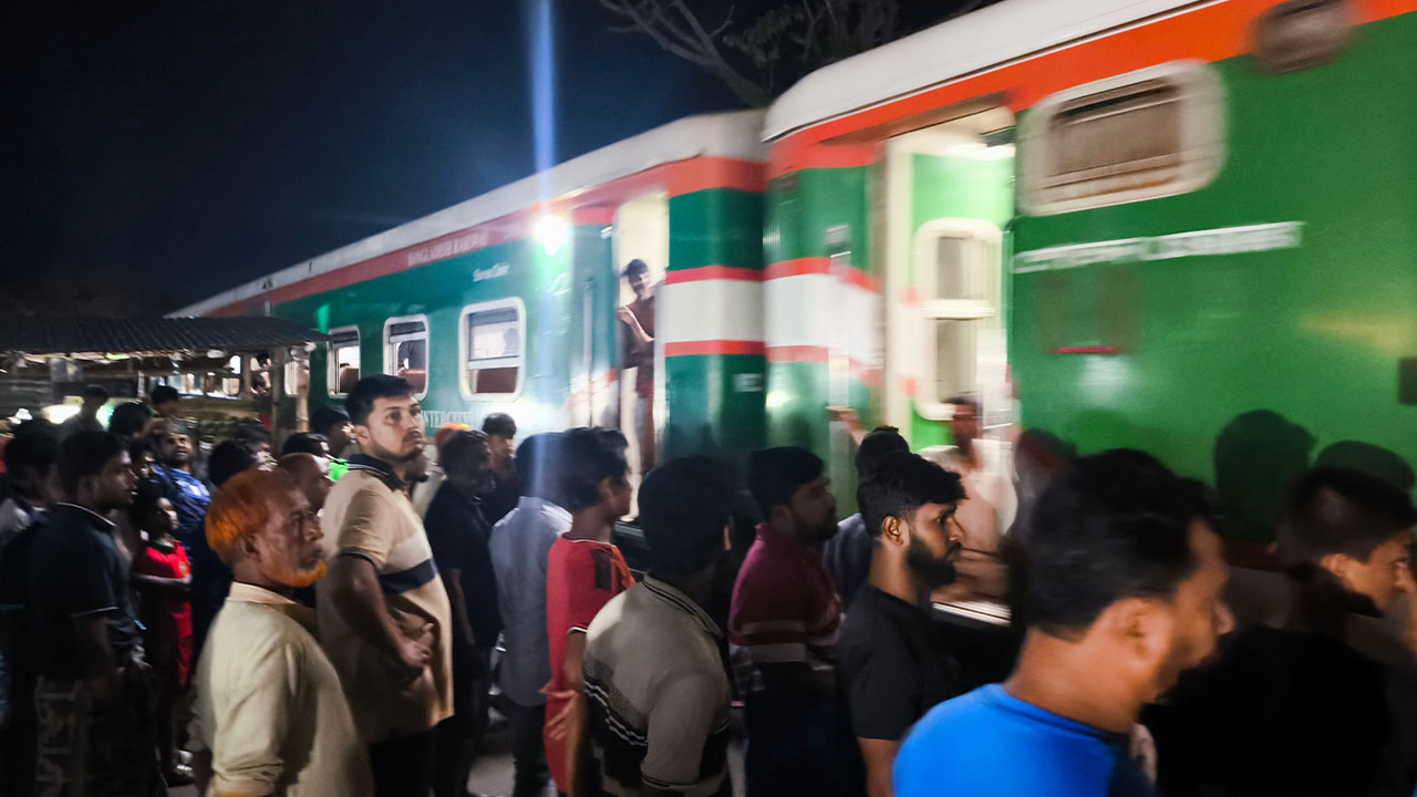 জামালপুরে তিন ঘণ্টা পর অবরোধ প্রত্যাহার, ট্রেন চলাচল স্বাভাবিক