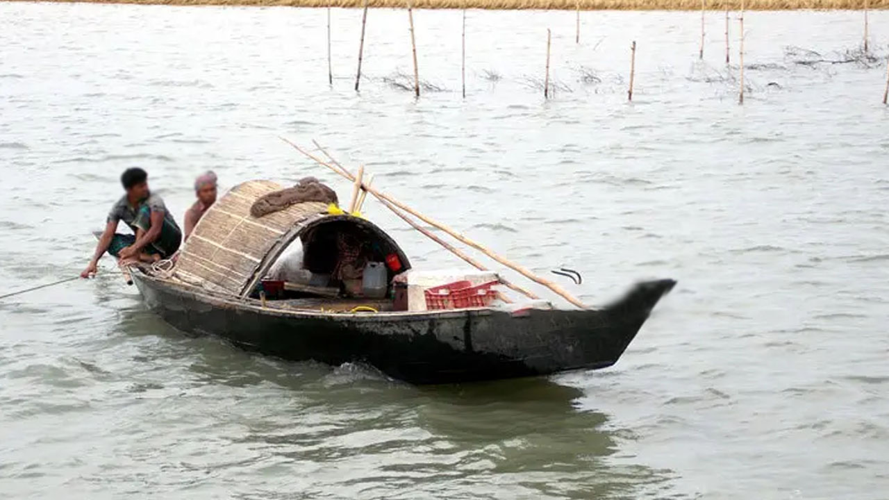 ৪০০ টাকায় মিলছে টাঙ্গুয়ার হাওরে মাছ ধরার ‘ছাড়পত্র’