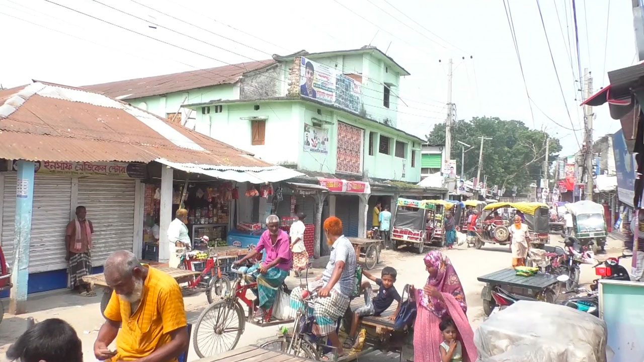 ইউনিয়ন পরিষদের জমিতে নির্মাণ করা অবৈধ দোকানঘর। ছবি : এশিয়া পোস্ট